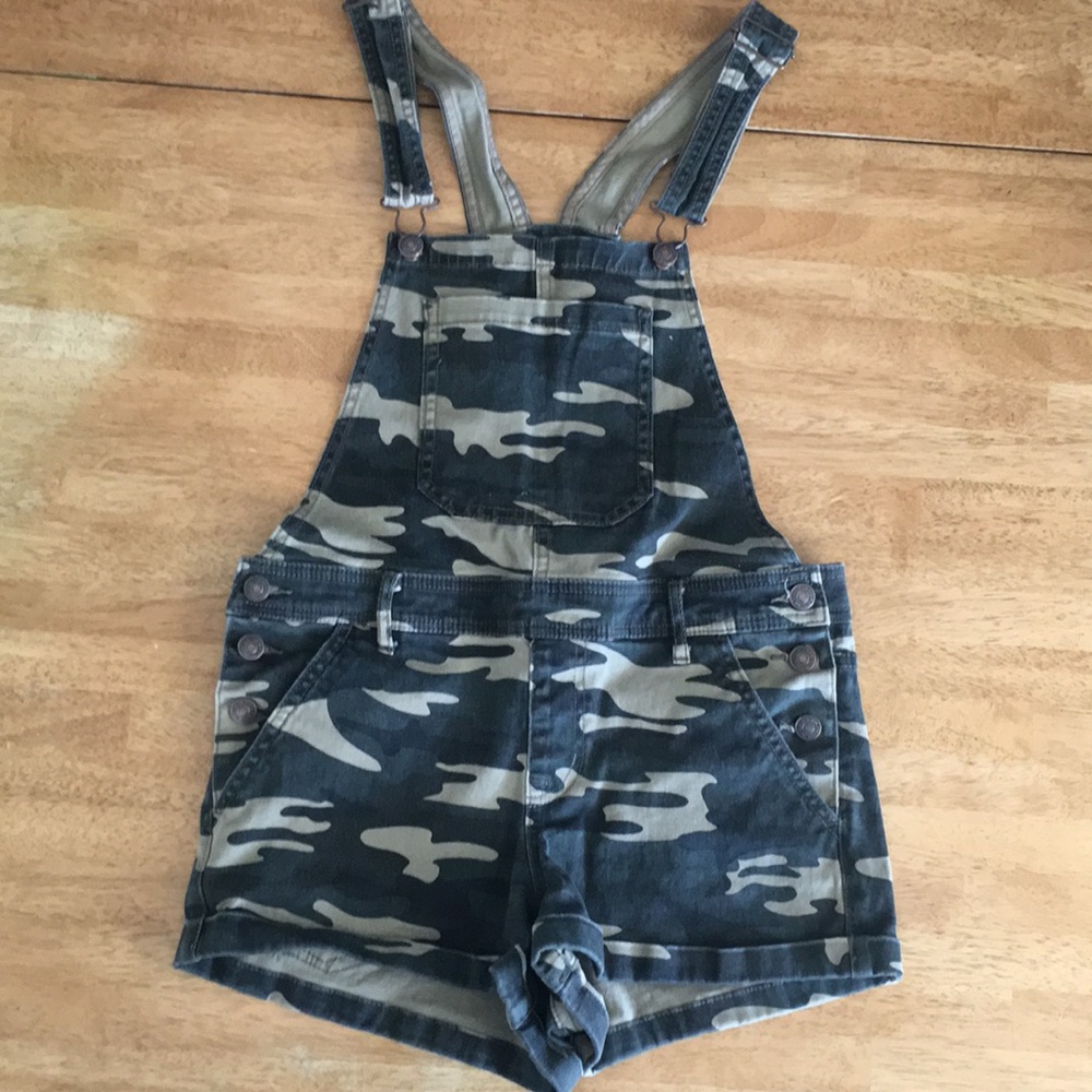 Forever 21 camo overalls